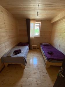 guest house caucasioni客房内的一张或多张床位