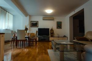 sala de estar con sofá y mesa en Apartments Rozić, en Mostar