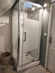 una doccia con cabina in vetro in bagno di Chambres d'Hôtes "Les Hauts Vents" a Saint-Pol-de-Léon