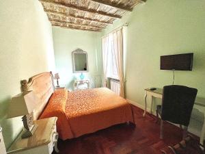 ローマにあるCalisto 6のベッドルーム(ベッド1台、デスク、テレビ付)