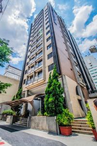 um edifício alto com árvores na frente em Saint Lawrence Flat - 101 em São Paulo