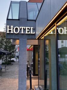 una señal de hotel en el lateral de un edificio en Keizershof Hotel Aalst en Aalst