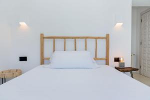A bed or beds in a room at Villa Mediterraneo Cabo La Nao by Rock Rentals Még 37 kép