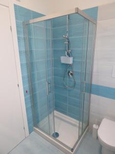 a shower in a bathroom with a toilet at Casa vacanze Aurora Tortolì in Tortolì