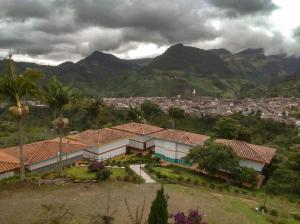 un groupe de bâtiments avec des montagnes en arrière-plan dans l'établissement Cabaña Filo de Oro, jardín, à Jardín