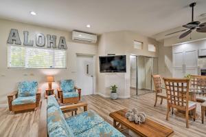 sala de estar con muebles y TV de pantalla plana. en Sunny Kailua Home with Covered Lanai 1 Mi to Beach! en Kailua