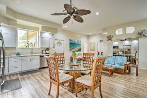Kuchyň nebo kuchyňský kout v ubytování Sunny Kailua Home with Covered Lanai 1 Mi to Beach!