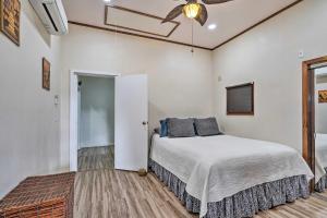 Postel nebo postele na pokoji v ubytování Sunny Kailua Home with Covered Lanai 1 Mi to Beach!