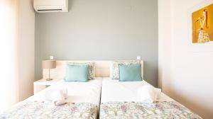 Giường trong phòng chung tại House F São Rafael Beach - Free Wifi & Airco, NETFLIX ready - 300m from the beach