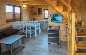ゴンスキにあるStunning Home In Gaski With Kitchenのリビングルーム(テーブル付)、キッチン