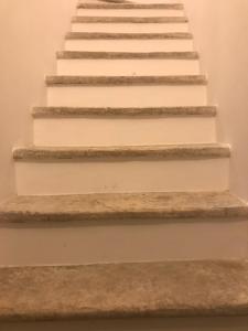 un conjunto de escaleras en un edificio en La Casa al Gelso en Rodi Garganico