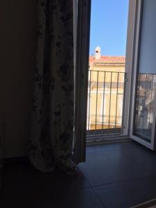 una ventana abierta con vistas a un edificio en La Casa al Gelso en Rodi Garganico