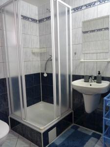 a bathroom with a shower and a sink at Dovolenkový dom Dudáš in Oravský Biely Potok