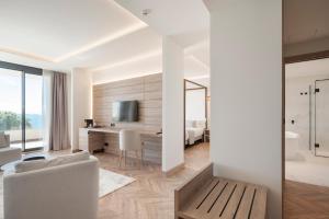 sala de estar con cama y escritorio con TV en Attica21 Vigo 4 Superior, en Vigo