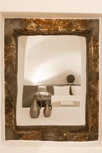 una foto di una camera con letto e specchio di Cydonia Caves a Megalochori