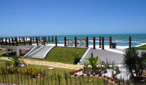 ein Resort mit dem Meer im Hintergrund in der Unterkunft Bruno Marambaia Charme Hotel in Beberibe
