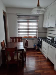 Kuchyň nebo kuchyňský kout v ubytování Deluxe Apartment LV