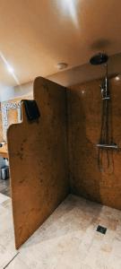 - un coin d'une chambre avec un mur et une douche dans l'établissement Couleurs du Sud, à Vallon-Pont-dʼArc