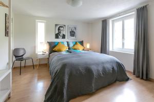 a bedroom with a large bed and a window at Spirit Apartments - XXL-Apt mit Balkon und Seesicht in Brienz