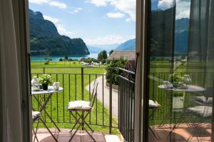 a balcony with a view of a lake and mountains at Spirit Apartments - XXL-Apt mit Balkon und Seesicht in Brienz