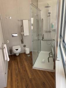 La salle de bains est pourvue d'une douche et de toilettes. dans l'établissement easyHotel Lisbon, à Lisbonne