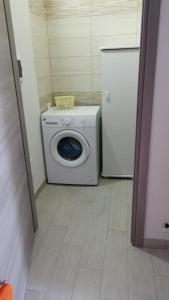 pralka i suszarka w pokoju z lodówką w obiekcie Appartamento - Lo Stagnone w mieście Marsala