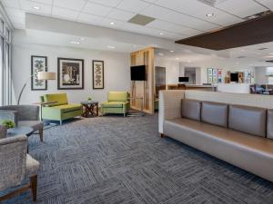 Holiday Inn Express & Suites - Ruskin, an IHG Hotel في رسكن: غرفة انتظار مع كنب وكراسي