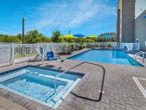 The swimming pool at or close to Holiday Inn Express & Suites - Ruskin, an IHG Hotel