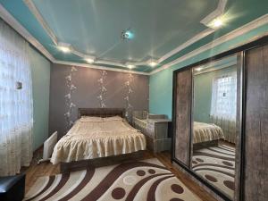 Postel nebo postele na pokoji v ubytování Large, sunny 2nd floor with separate enterance.