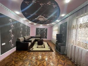 Posezení v ubytování Large, sunny 2nd floor with separate enterance.