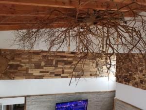 un montón de ramas colgando de una pared de ladrillo en Altavista comodidad modernidad y seguridad, en Ranco