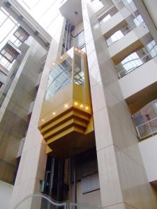 un edificio con una escalera en el medio en HOTEL EL DORADO en Concepción