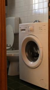 bagno con lavatrice e servizi igienici di Casa di Alba a Cannigione