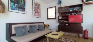 sala de estar con sofá y mesa en Romoa Vintage Guest House Gerês e Cabreira, en Vieira do Minho
