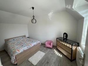 ein kleines Schlafzimmer mit einem Bett und einer Kommode in der Unterkunft Agréable maison 3* en bord de mer in Dieppe