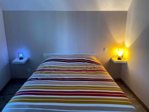 Bett in einem Zimmer mit zwei Leuchten in der Unterkunft Agréable maison 3* en bord de mer in Dieppe + 52 Fotos