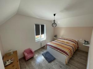een kleine slaapkamer met een bed en een raam bij Agréable maison 3* en bord de mer in Dieppe