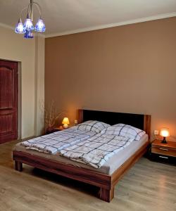 A bed or beds in a room at Hanna Apartman