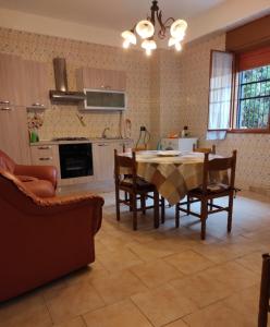 a kitchen with a table and chairs in a room at Casa Vacanza Di Maggio in Cinisi