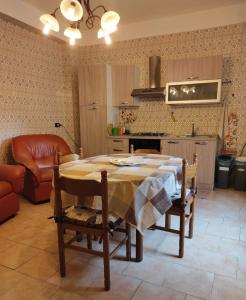 a kitchen with a table and chairs in a room at Casa Vacanza Di Maggio in Cinisi