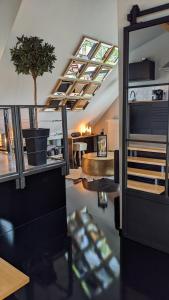 ein Wohnzimmer mit einem Tisch und einem Topf in der Unterkunft Appart-Hotel REB_ART in Deidesheim