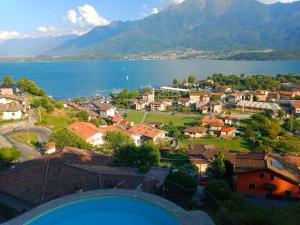 VercanaにあるMy Holidays - Residenza Il Poggioの湖と山を背景にした町