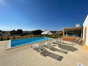 eine Villa mit einem Pool und einem Haus in der Unterkunft Herdade do Gizo - Casa Reis in Cuba