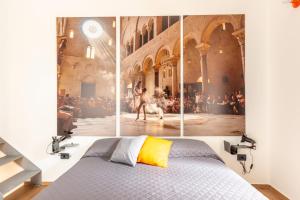 sypialnia z dużym obrazem na ścianie w obiekcie Just Here apartments - Lascia Fare a Dio w mieście Bari