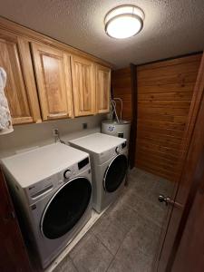 uma lavandaria com máquina de lavar e secar roupa em Brian Head Cabin - 1 Mile from ALL SKI LIFTS! Cozy, Spacious & lots of fun em Brian Head