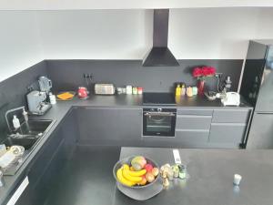 Kuchyňa alebo kuchynka v ubytovaní EXIGEHOME-Magnifique Loft à 15 minutes de Paris