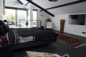 Televízia a/alebo spoločenská miestnosť v ubytovaní EXIGEHOME-Magnifique Loft à 15 minutes de Paris