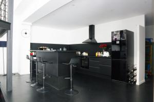 Kuchyňa alebo kuchynka v ubytovaní EXIGEHOME-Magnifique Loft à 15 minutes de Paris
