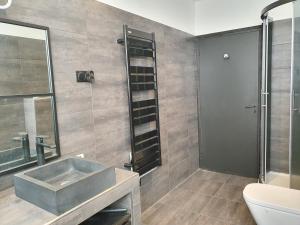 Kúpeľňa v ubytovaní EXIGEHOME-Magnifique Loft à 15 minutes de Paris