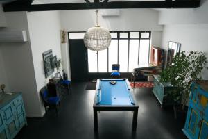 Televízia a/alebo spoločenská miestnosť v ubytovaní EXIGEHOME-Magnifique Loft à 15 minutes de Paris